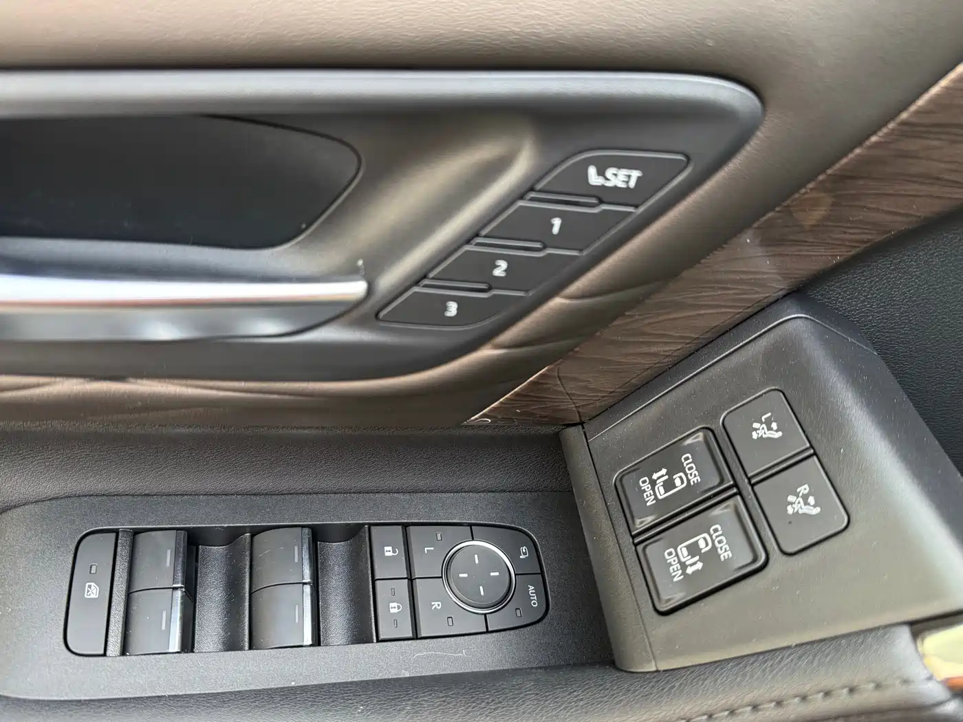 Toyota Alphard 2025 Hybrid 2.5L Ultimate Gold Edition фото 19