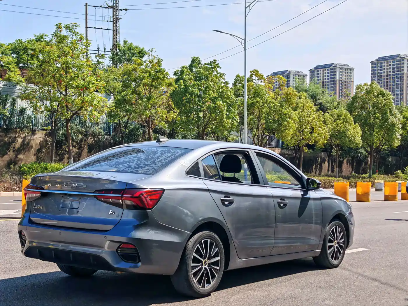 Фото 9 - Roewe i5