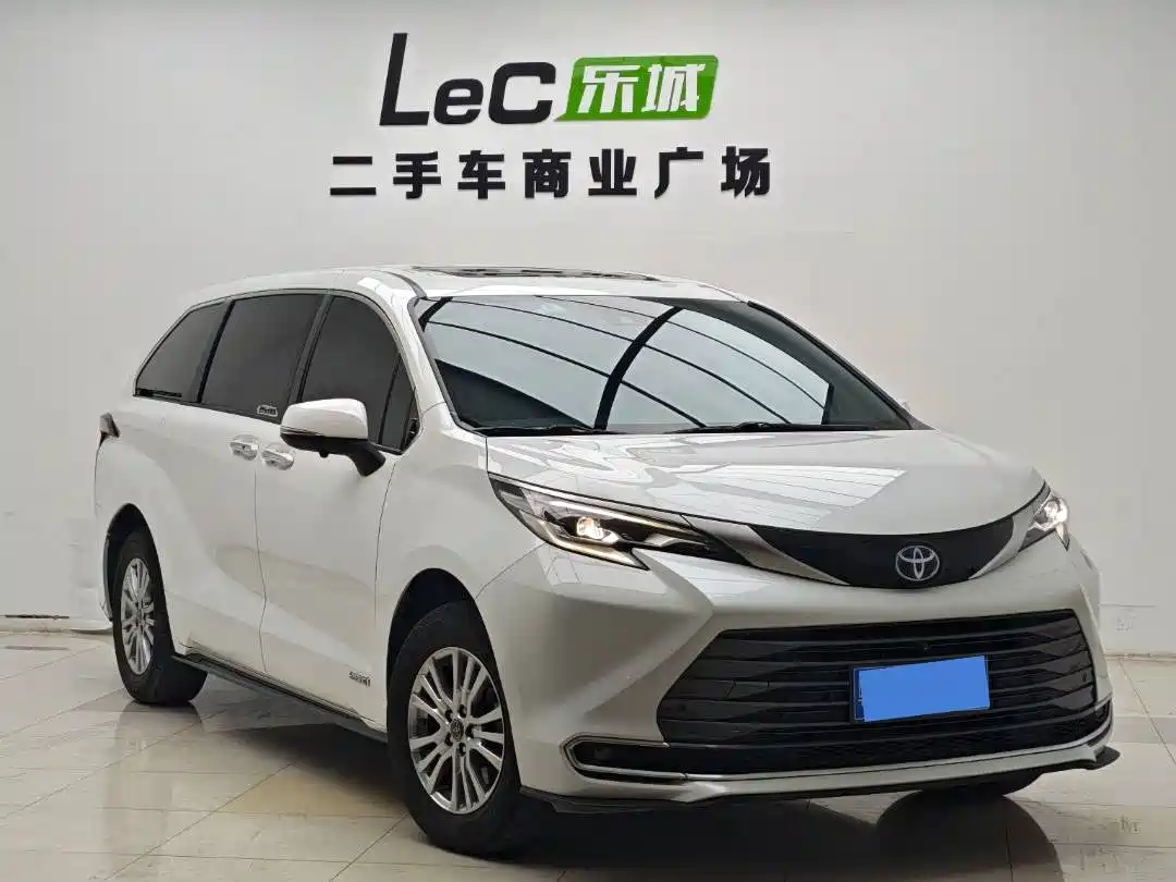 Toyota Sienna 2021 2.5L Hybrid Luxury Edition фото 3