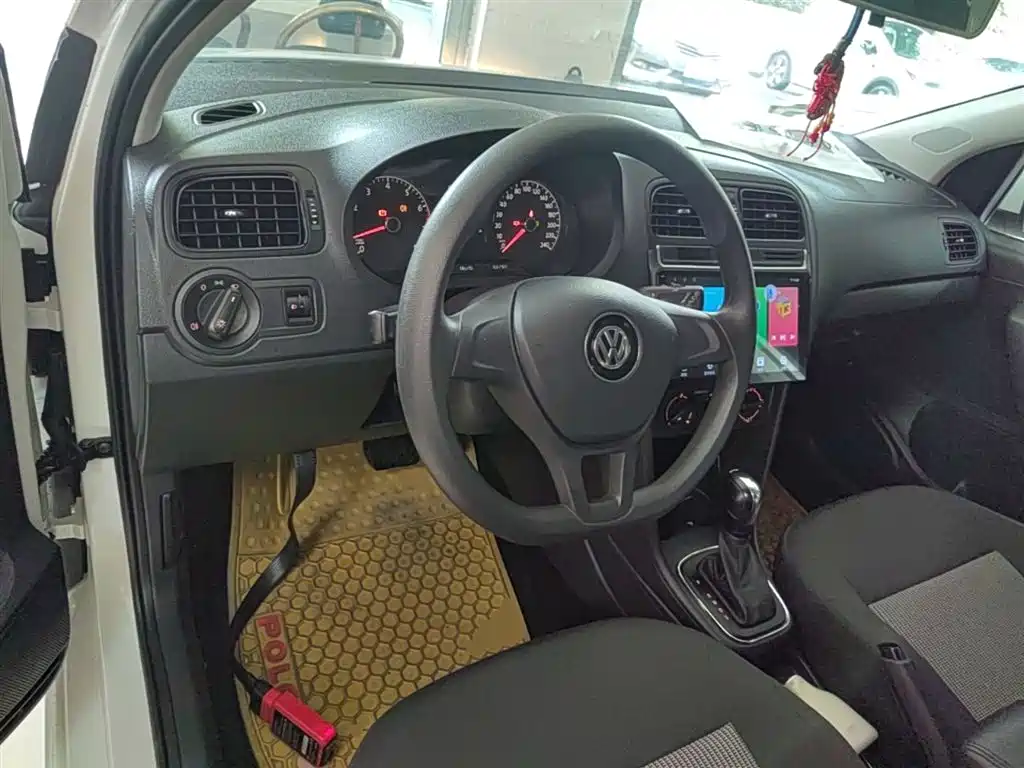 Volkswagen Polo 2016 1.4L Automatic Trend фото 10