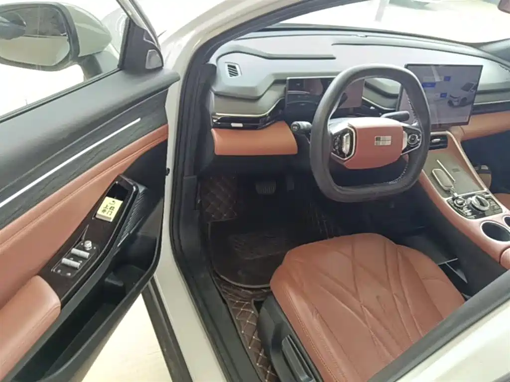 Geely Galaxy Galaxy L6 2025 EM-i 140km Voyage Edition фото 16