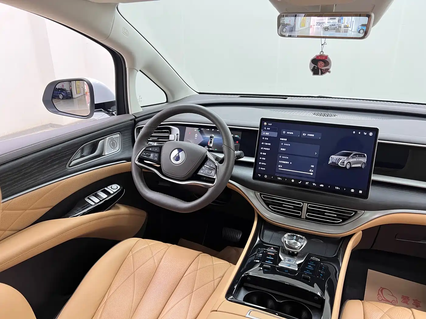 Denza D9 2024 DM-i 980 AWD Prestige фото 24