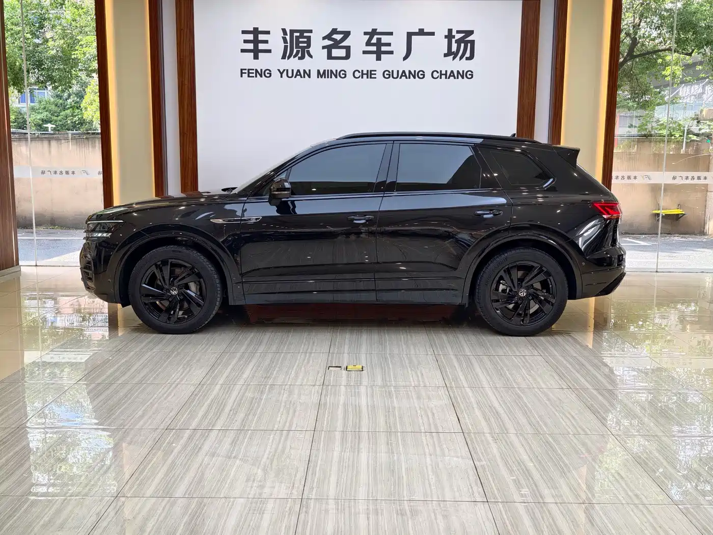 Volkswagen Touareg 2023 2023 3.0TSI R-Line Black Sports Package