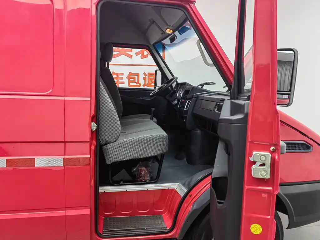 Iveco Daily 2023 2021 Model 2.8T V35 VAN Cargo Van 3 Seats Short Wheelbase Medium Roof Single Tire Manual Door