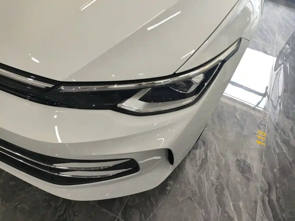 Volkswagen Golf 2025 2026 300TSI Pro