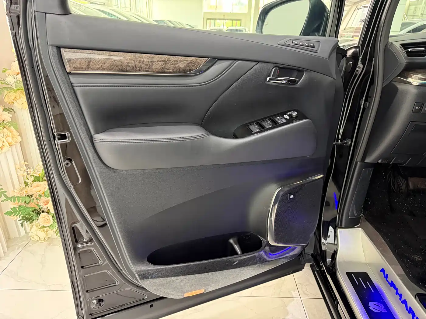 Toyota Alphard 2021 Hybrid 2.5L Premium фото 6