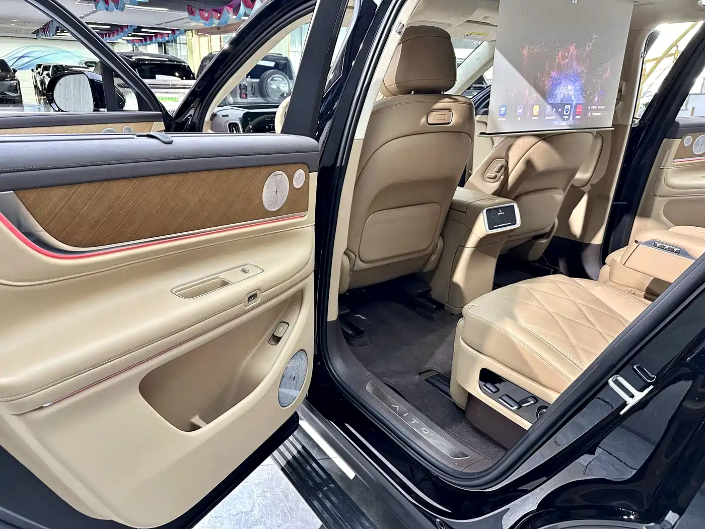 AITO Wenjie AITO M9 2025 Extended Range Ultra 52kWh 6-Seater фото 10