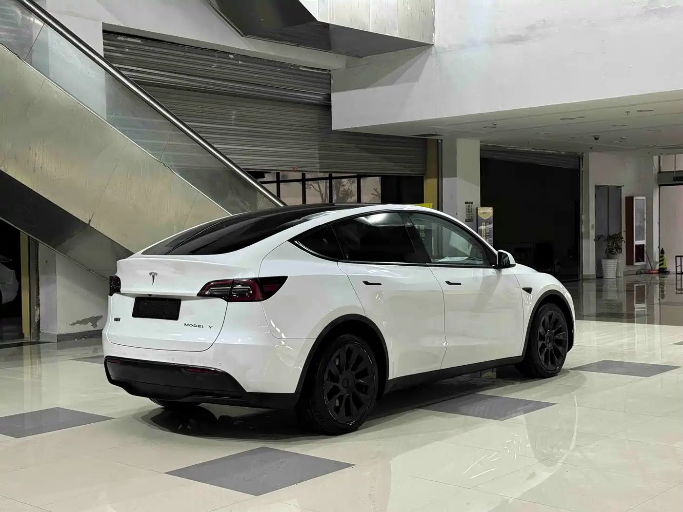 TESLA MODEL Y