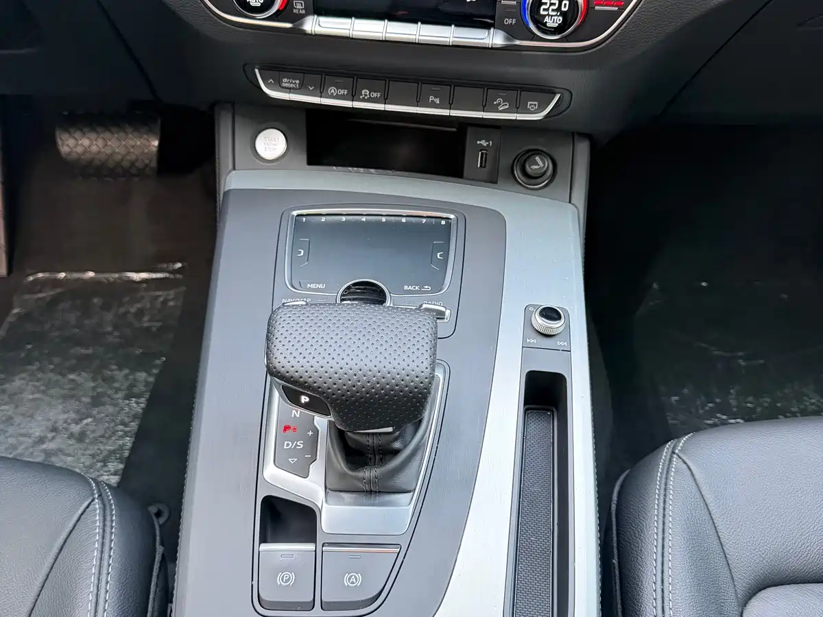 Audi Q5L 2020 Facelift 40 TFSI Honor Fashion фото 16