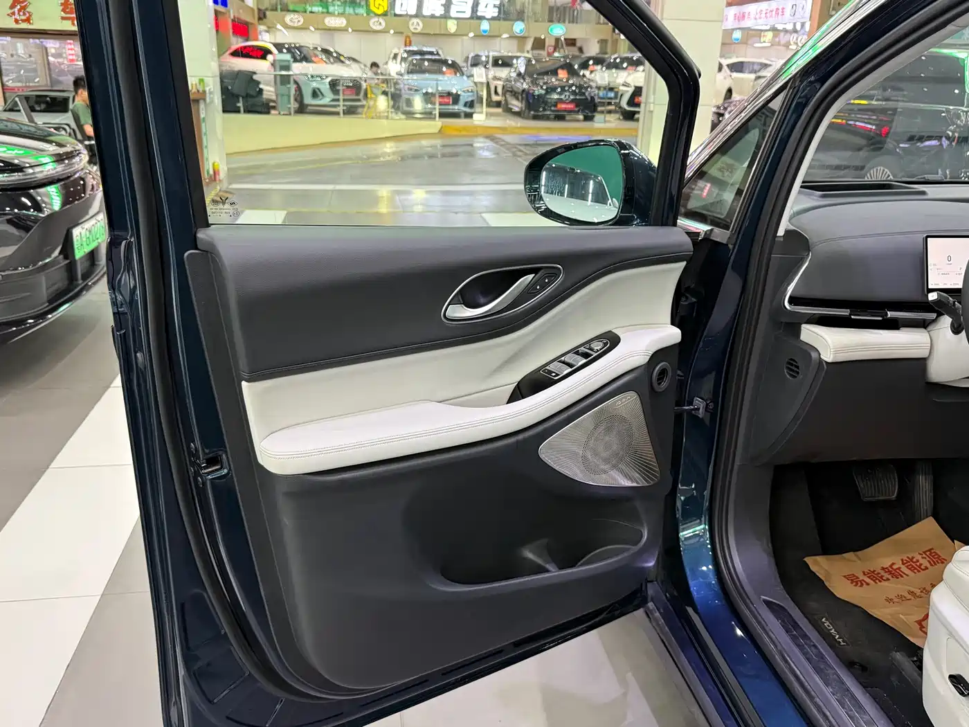 Voyah Auto Voyah Dreamer 2025 PHEV AWD Flagship Kunpeng Edition фото 6