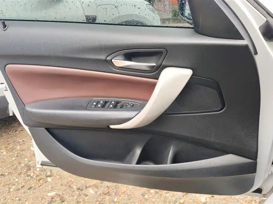 BMW 1 Series (Import) 2016 118i Leading фото 7