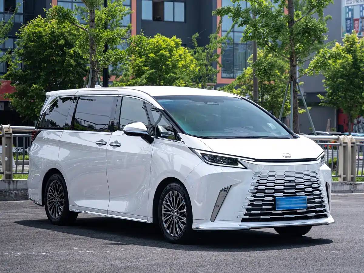 Lexus LM 2023 500h 6-Seater Prestige Edition фото 3