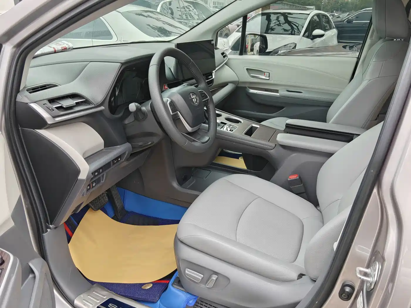 Toyota Sienna 2021 2.5L Hybrid Luxury Edition фото 2