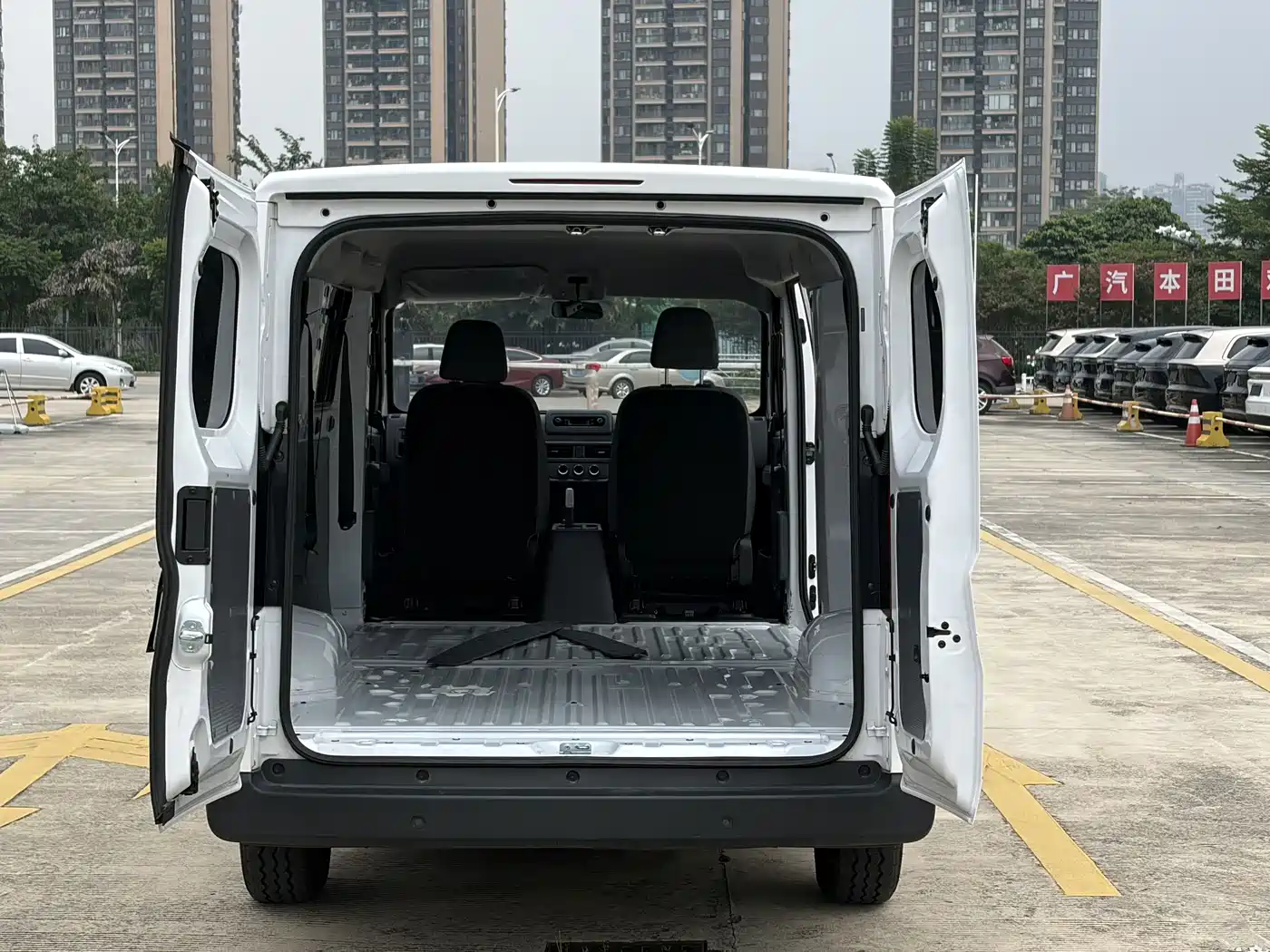 Wuling Motors Wuling Yangguang 2026 2025 400km Bus Comfort Edition