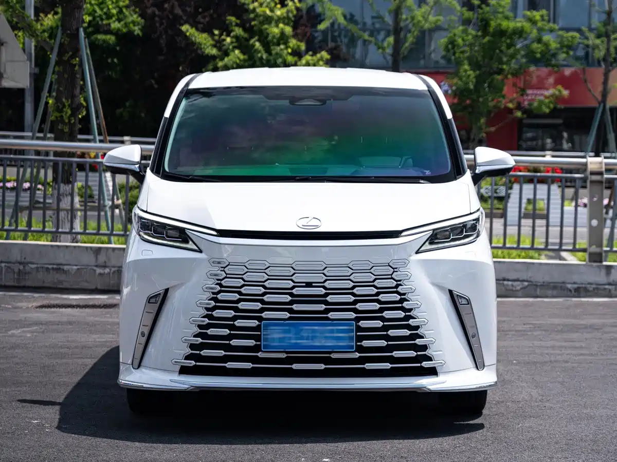 Lexus LM 2023 500h 6-Seater Prestige Edition фото 2