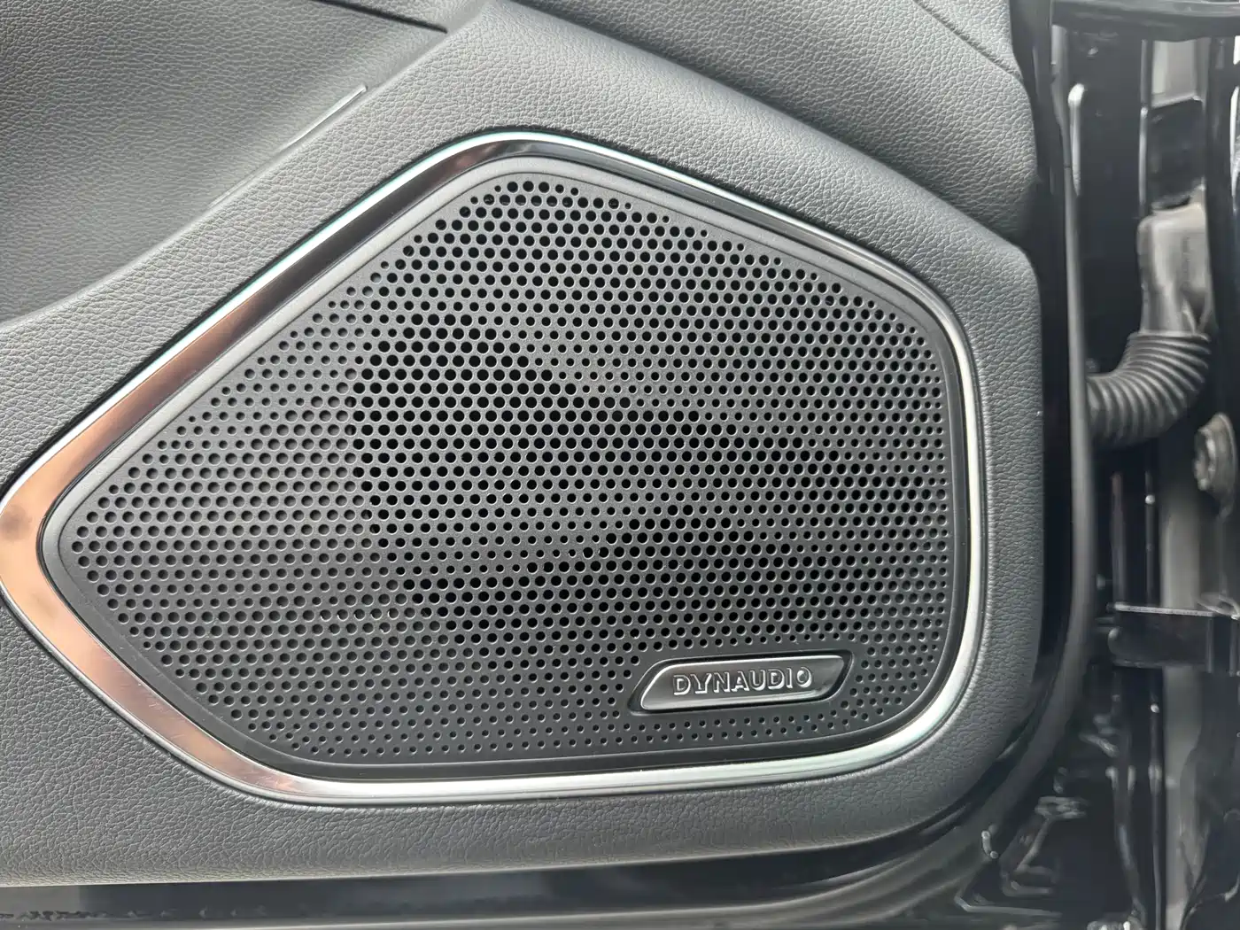 Hongqi H5 2024 2.0T Automatic Smart Connect Flag Smooth Edition фото 16