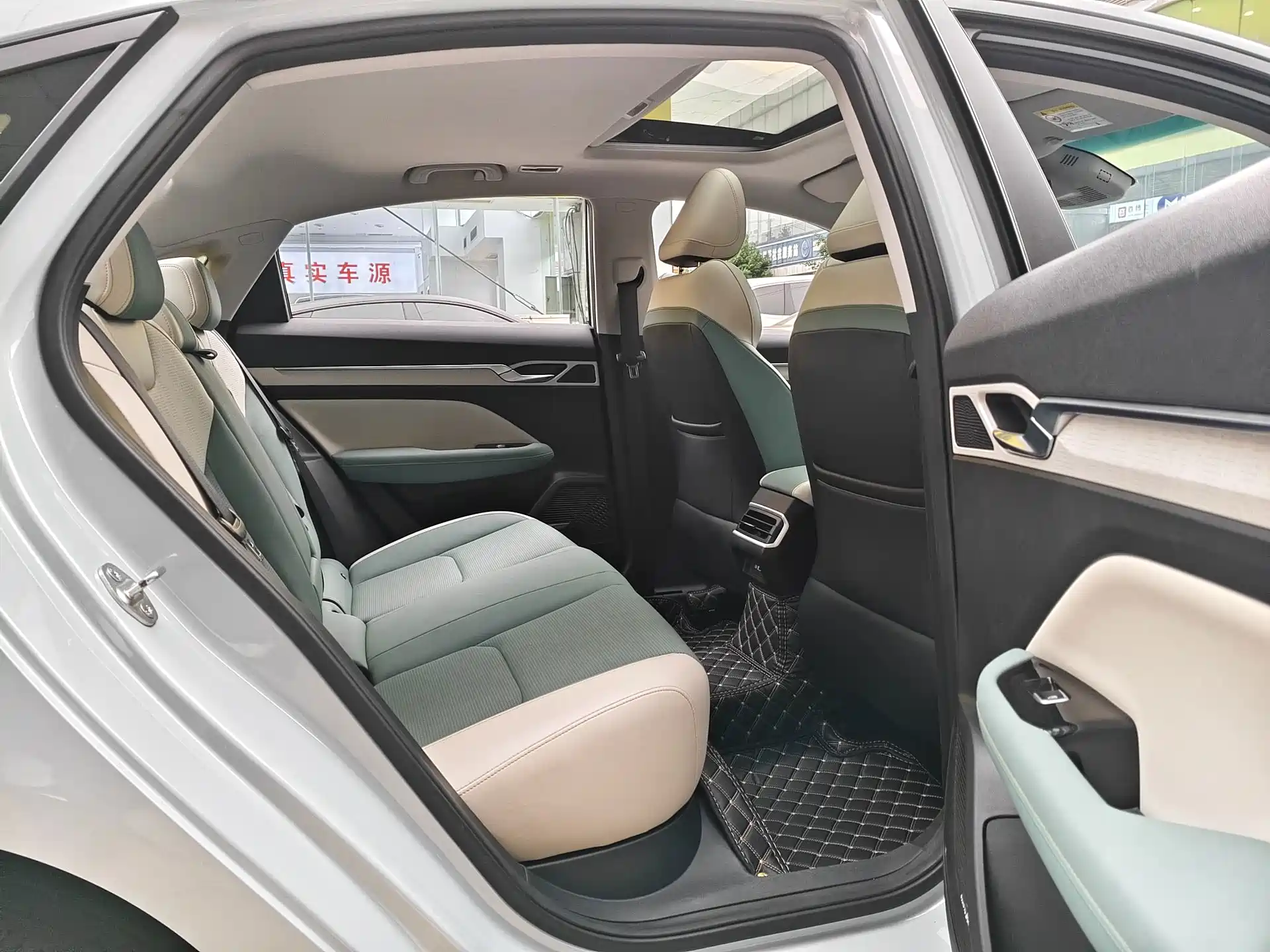 Photo 9 - Geely Emgrand L HiP