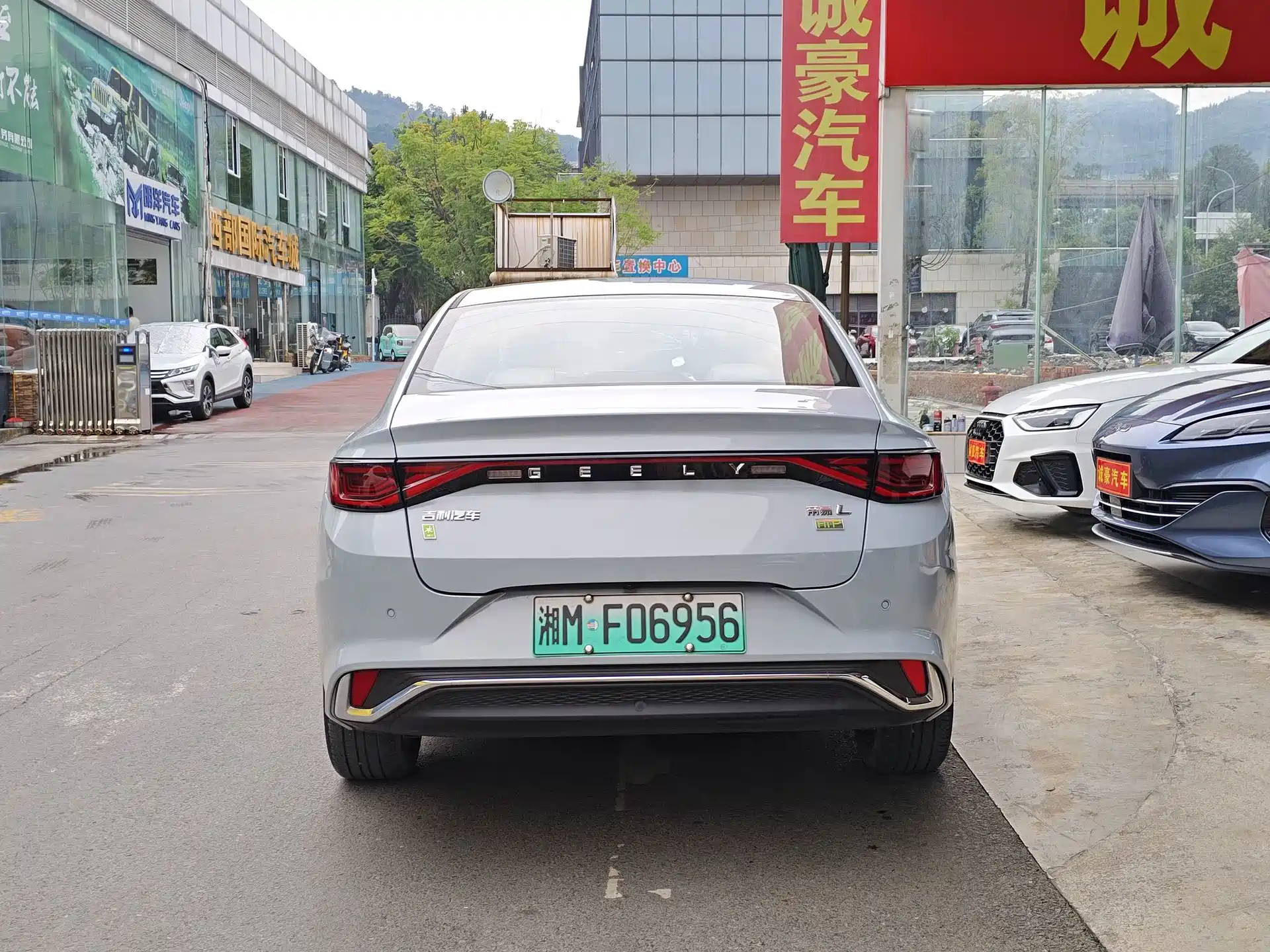 Photo 10 - Geely Emgrand L HiP