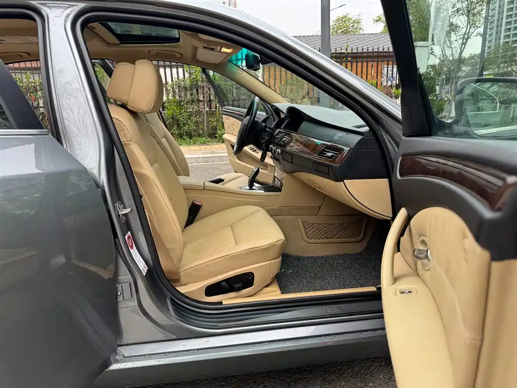 BMW 5 Series 2010 525Li Leading фото 13