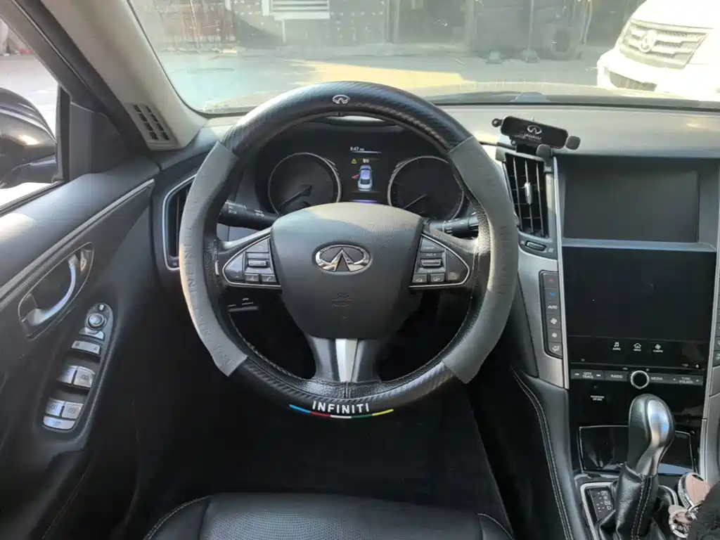 Photo 11 - Infiniti Q50L