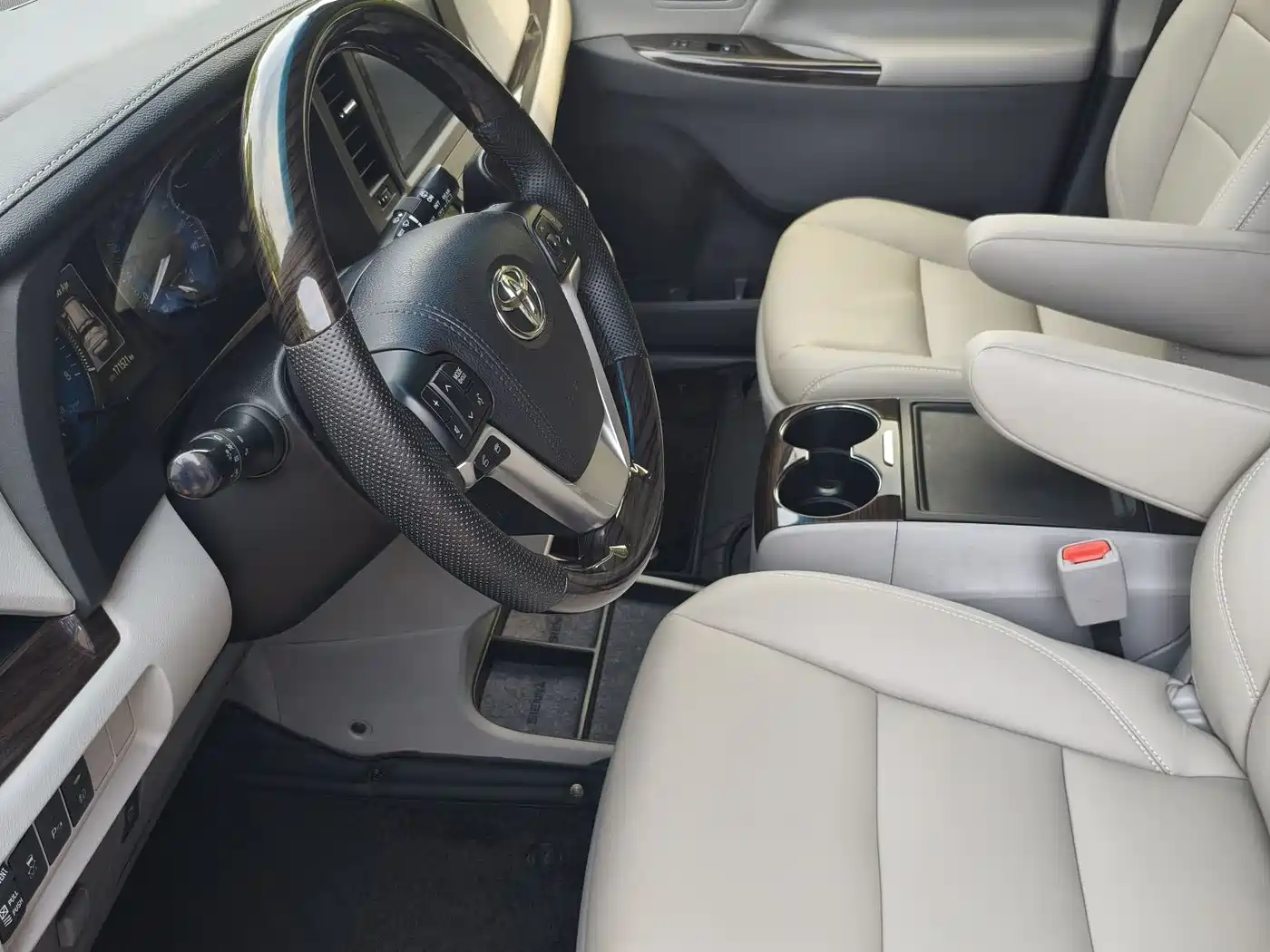 Toyota Sienna 2015 3.5L 2WD LE фото 10