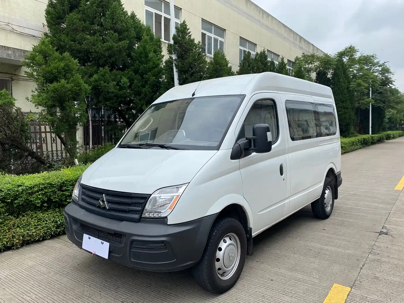 SAIC Maxus Xintu V80 2011 Model 2.5T Short Wheelbase Medium Roof Transport Elite Edition