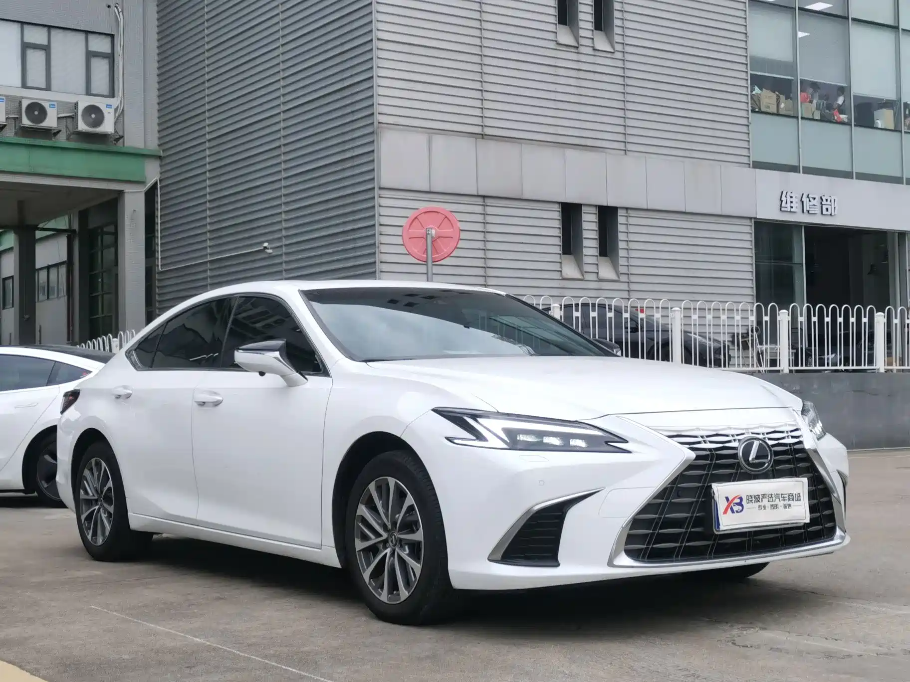 Photo 3 - Lexus ES