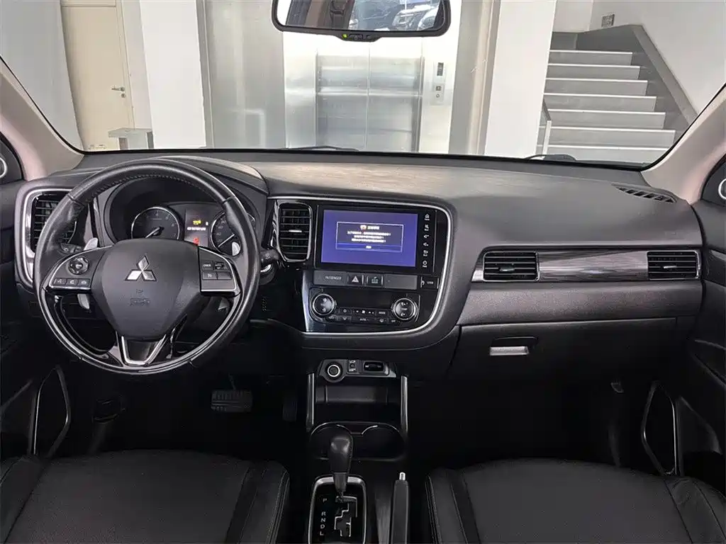 Mitsubishi Outlander 2016 2.4L 4WD Luxury Edition 7-seater фото 6