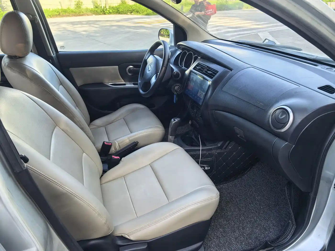 Nissan Livina 2010 2010 Model Sharp Edition 1.6L Automatic Standard Type