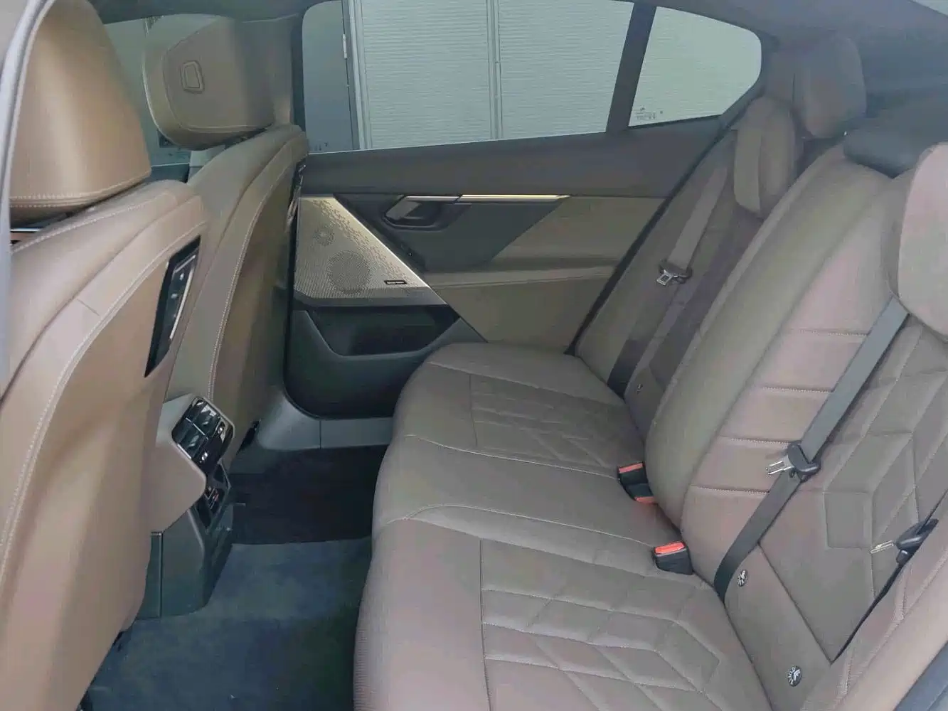 BMW 5 Series 2024 530Li Leading M Sport Package фото 12