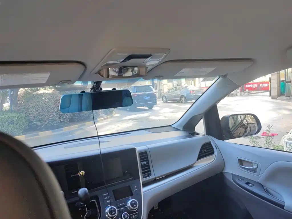 Toyota Sienna 2015 3.5L 2WD LE фото 6