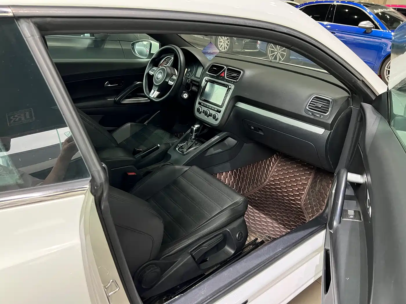 Volkswagen Scirocco 2011 2.0TSI Luxury фото 8