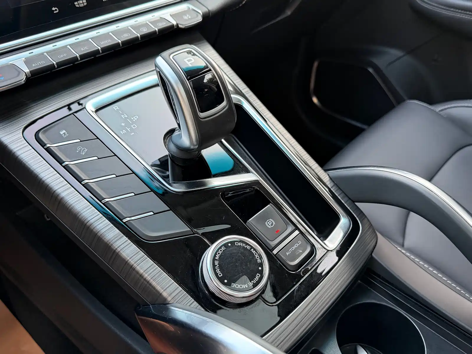 Photo 12 - Geely Atlas