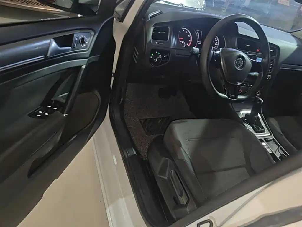 Volkswagen Golf 2015 1.6L Automatic Comfort фото 16