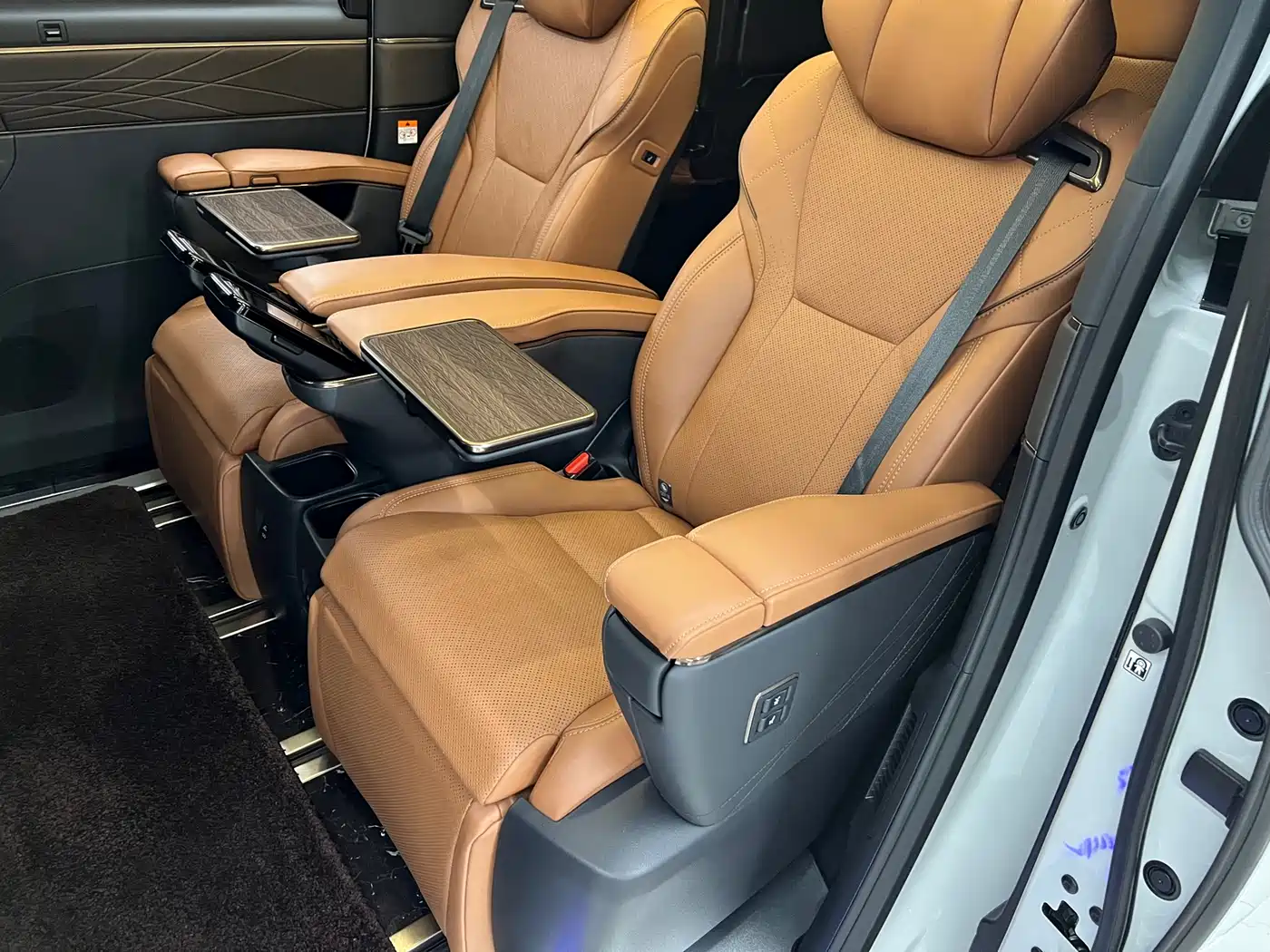Toyota Vellfire 2024 Crown Hybrid 2.5L Executive Premium Edition фото 12