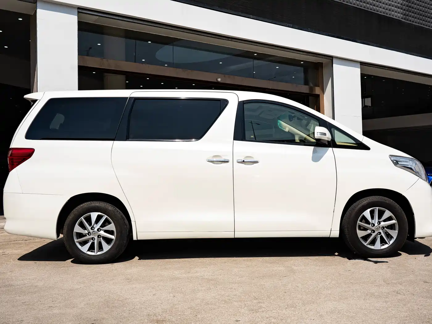 Toyota Alphard 2012 3.5L Premium Edition фото 4