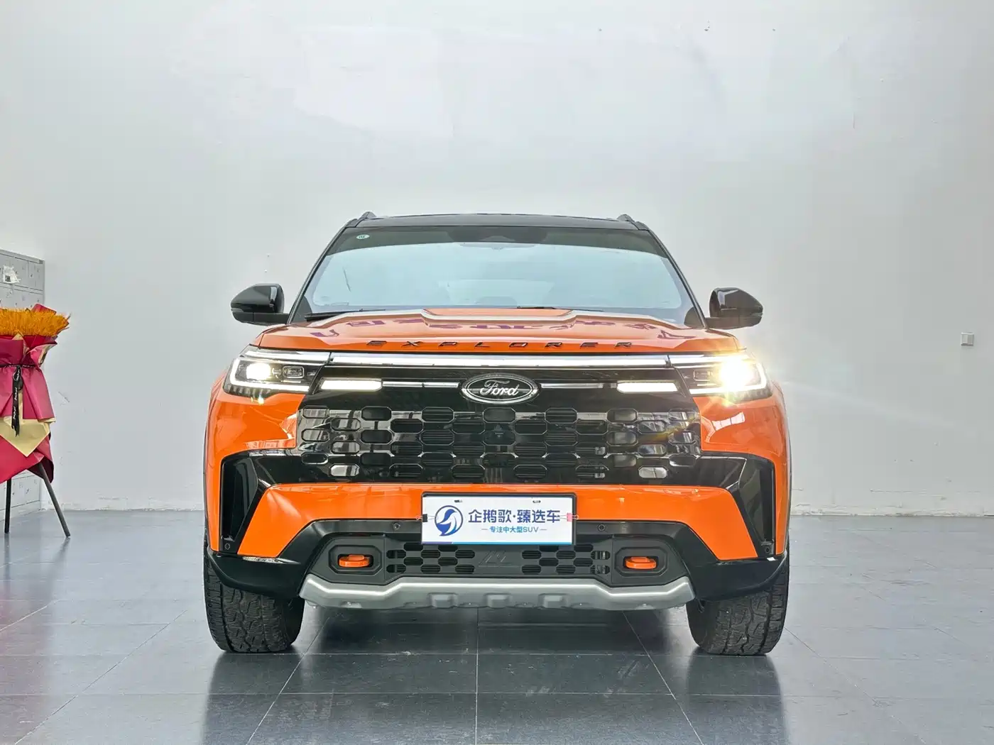 Photo 2 - Ford Explorer