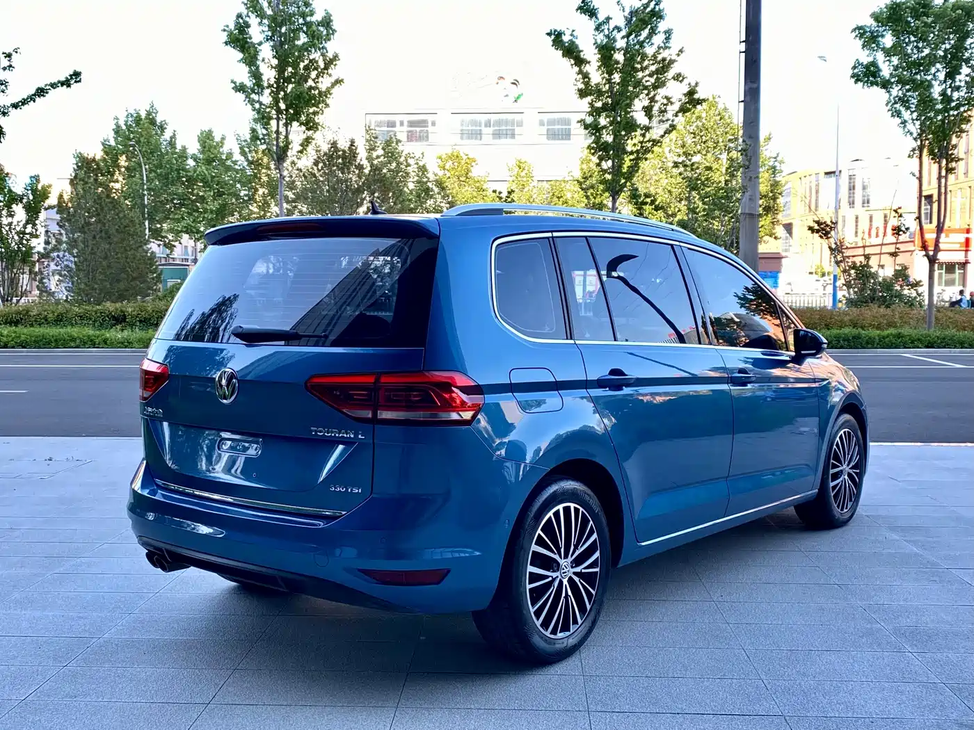Volkswagen Touran 2018 Touran L 330TSI DSG Luxury фото 9