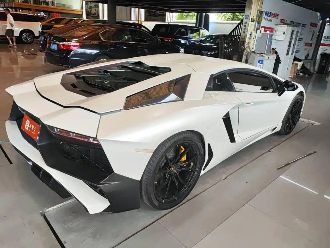 Lamborghini Aventador 2011 LP 700-4 фото 2