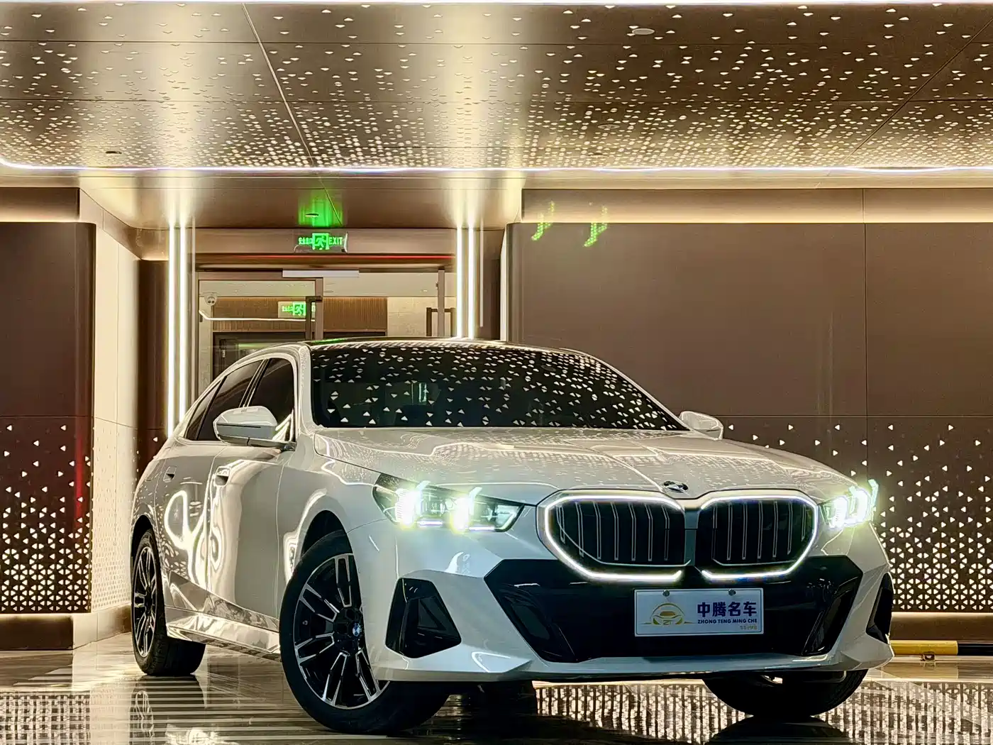 BMW 5 Series 2025 530Li Leading M Sport Package фото 3