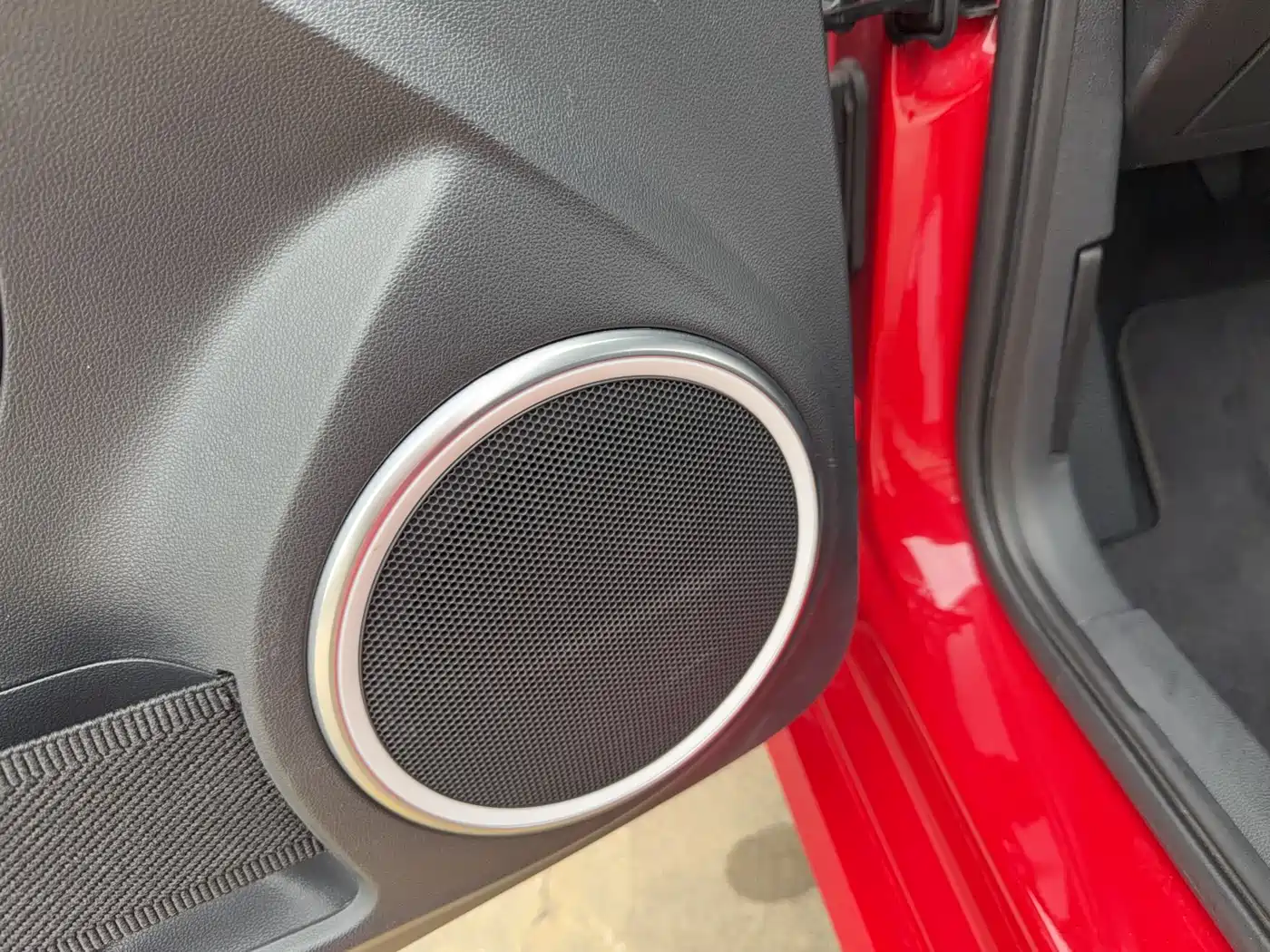 Volkswagen Beetle 2018 180TSI Obsidian Series Special Edition фото 14