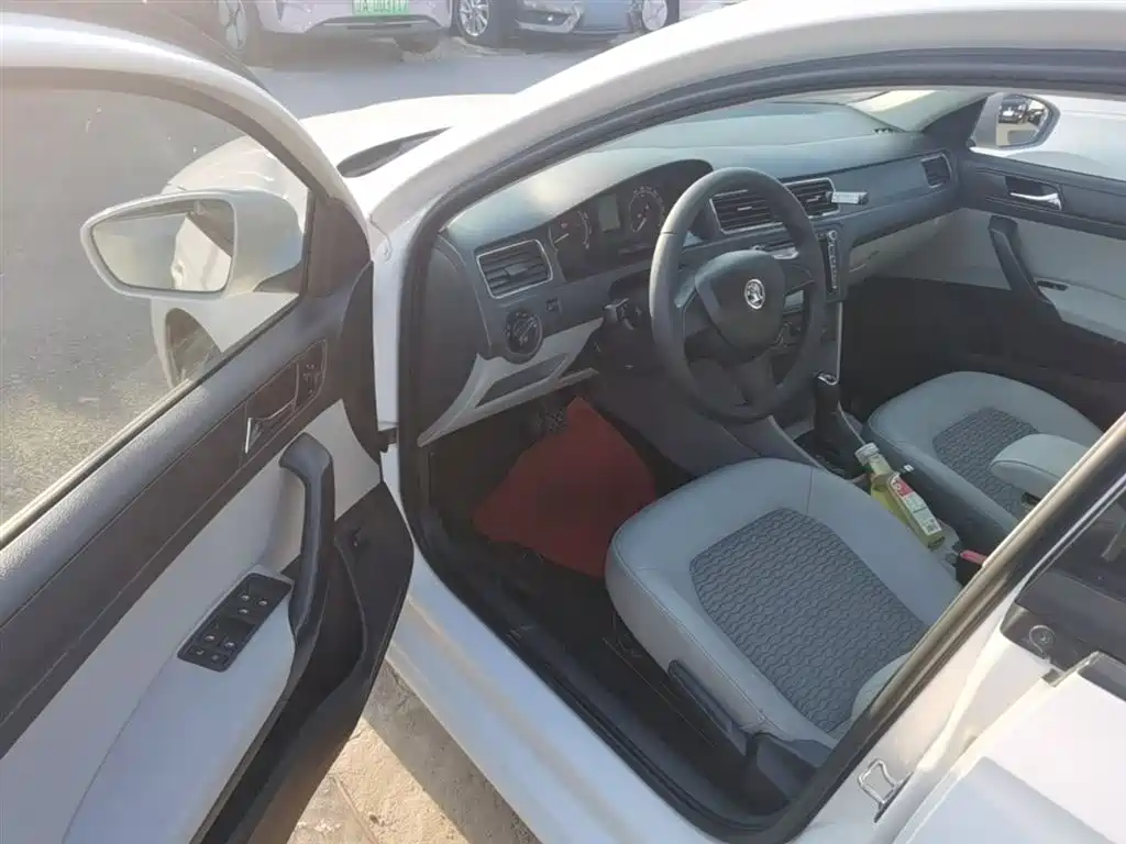 Škoda Rapid 2015 1.6L Automatic Smart Selection фото 16