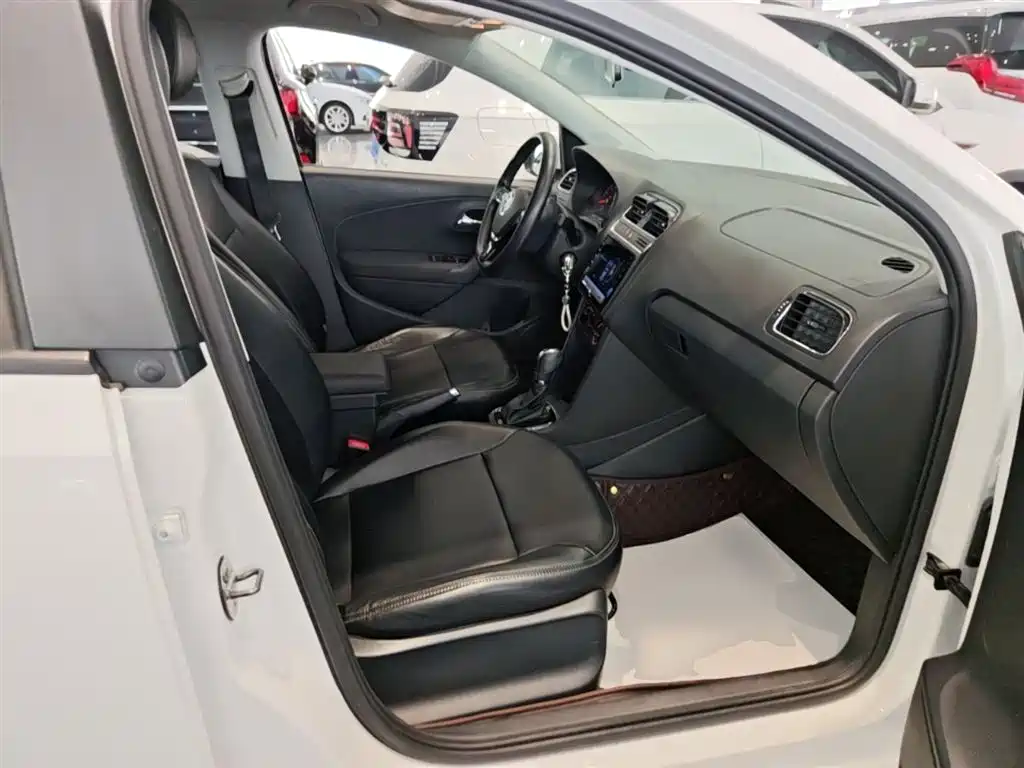 Volkswagen Polo 2016 1.6L Automatic Comfort фото 25