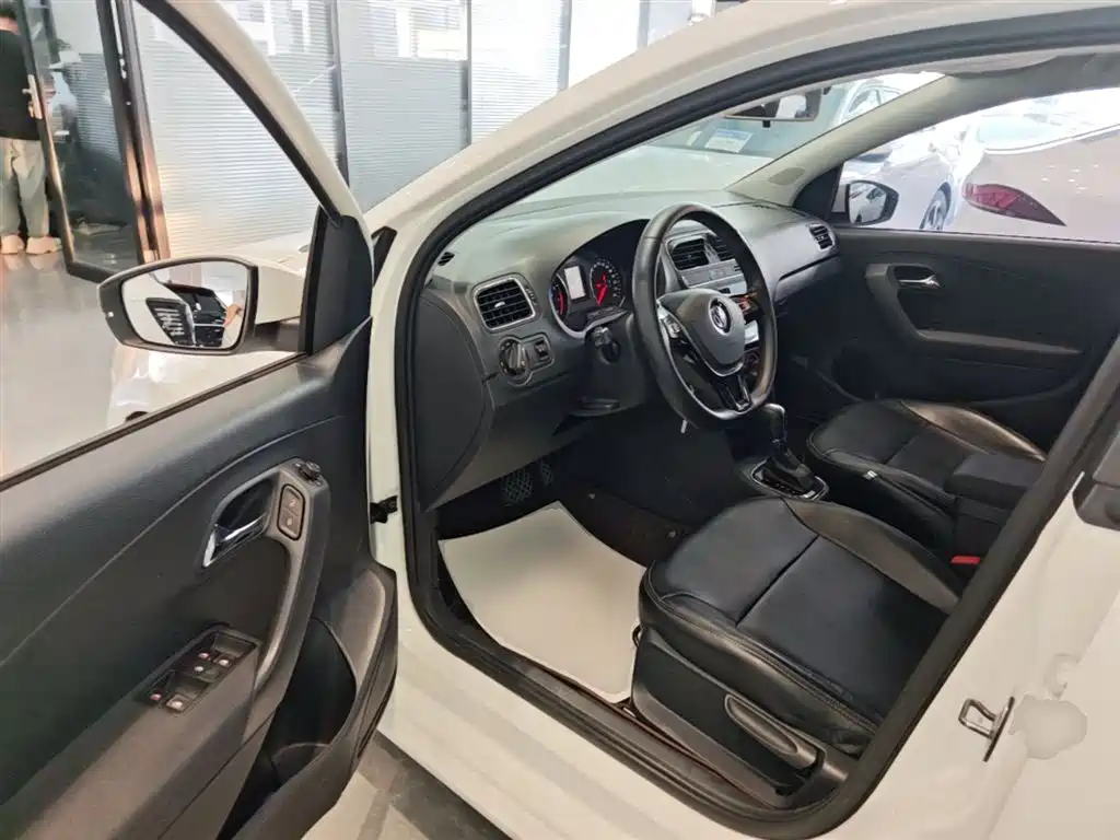 Volkswagen Polo 2016 1.6L Automatic Comfort фото 16