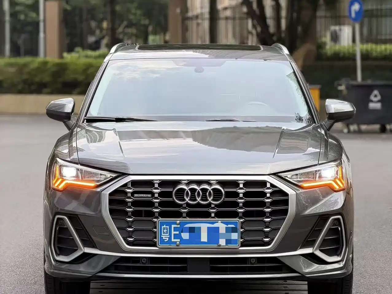 Photo 2 - Audi Q3