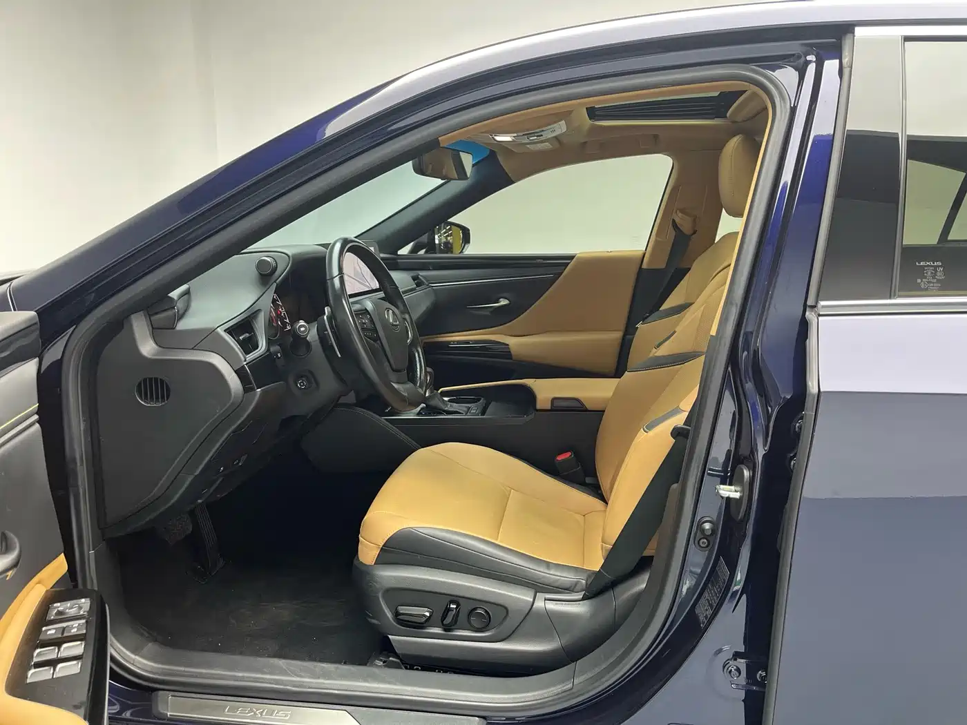 Lexus ES 2022 200 Excellence Edition фото 12
