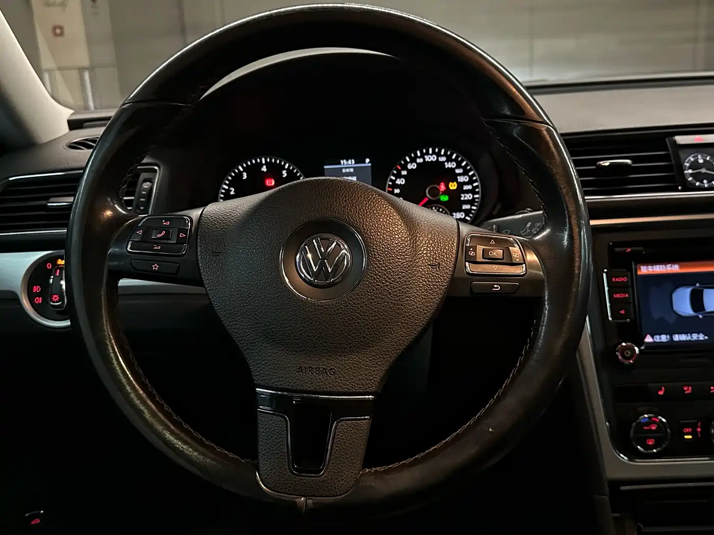 Volkswagen Passat 2014 1.8TSI DSG Executive Edition фото 23