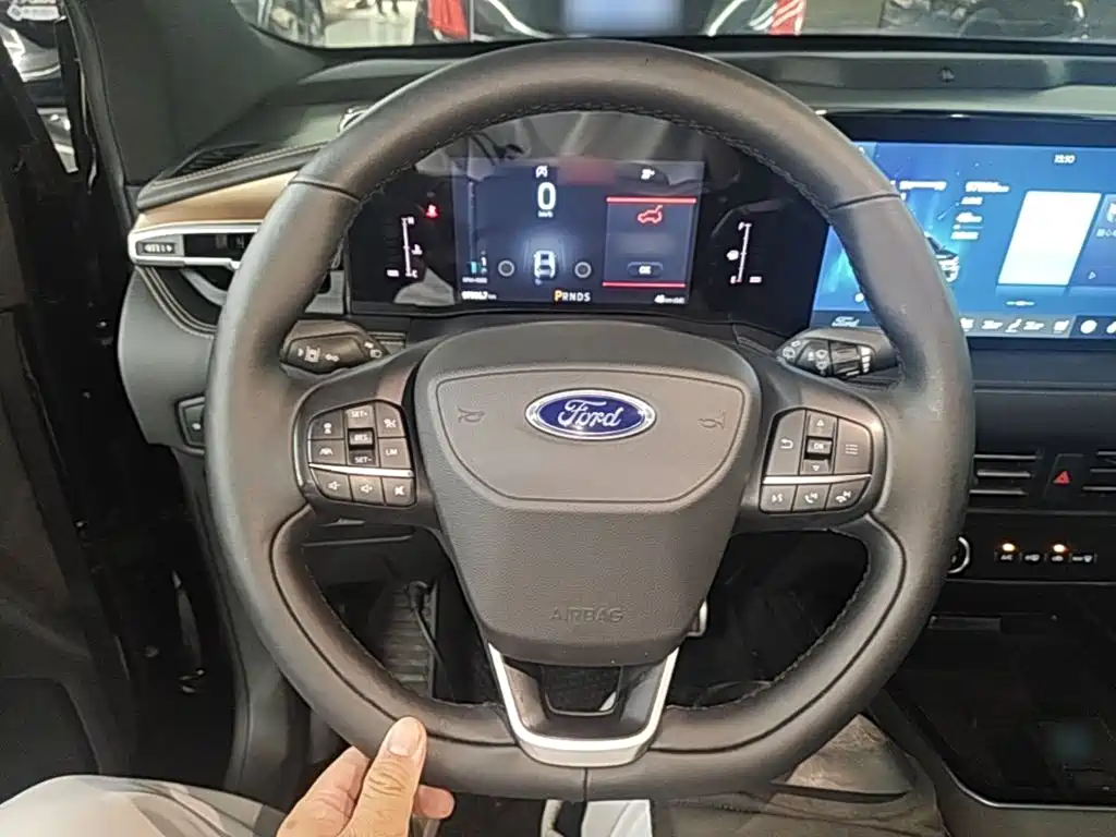 Фото 11 - Ford Edge