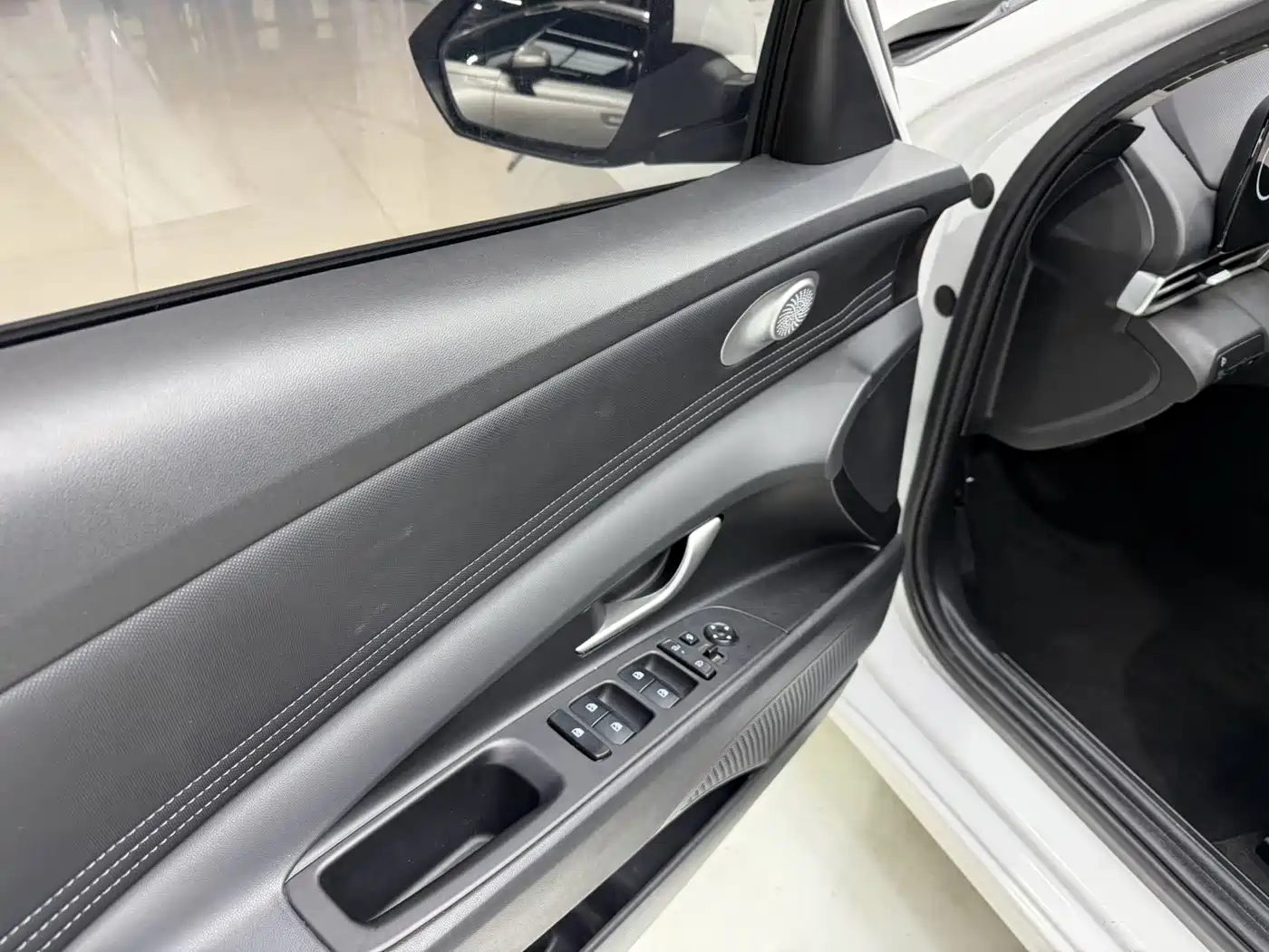 Фото 8 - Hyundai Elantra