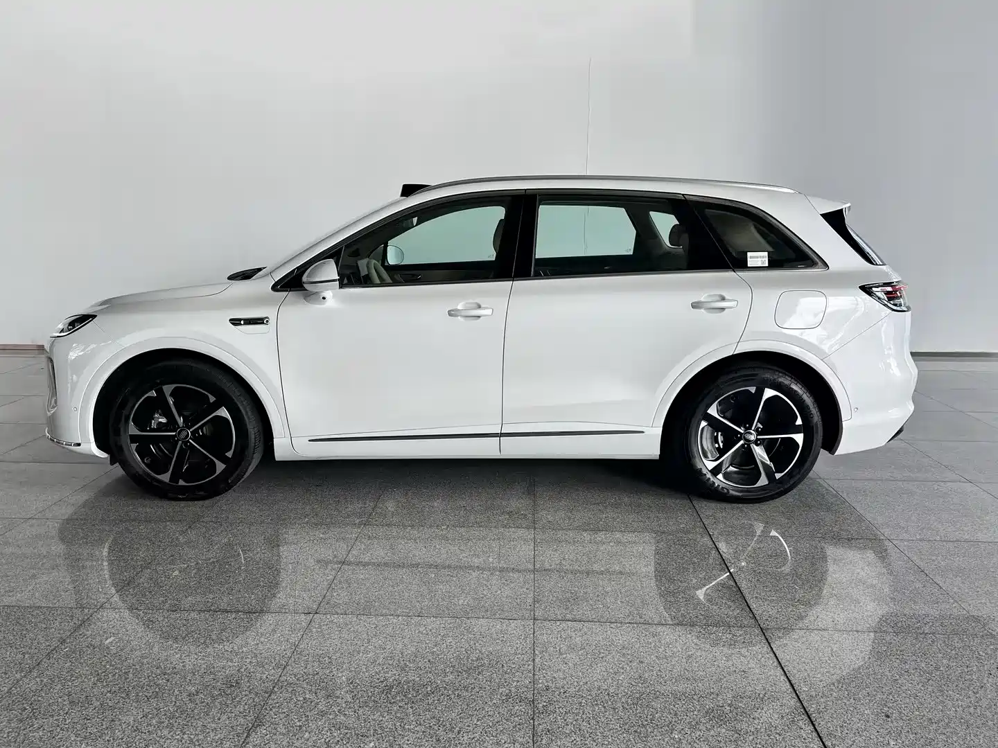 Photo 2 - Shangjie SUV